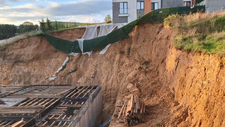 Pendik’te İnşaat Alanındaki Toprak Kayması Nedeniyle 9 Katlı Bina Tahliye Edildi İstanbul Pendik’te 9 katlı