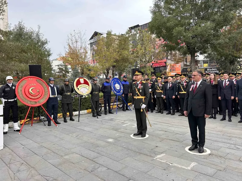 Van’da 29 Ekim Cumhuriyet Bayramı için çelenk sunma töreni düzenlendi Ana Sayfa › Genel