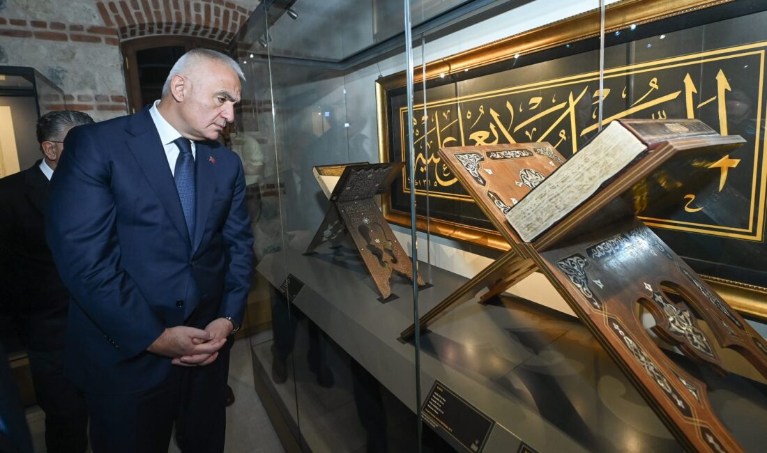 Hattat Mehmet Özçay Eserini Türkiye Yazma Eserler Kurumuna Vakfetti Kültür ve Turizm Bakanı