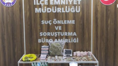 İzmir’in Gaziemir ilçesinde polis ekipleri,