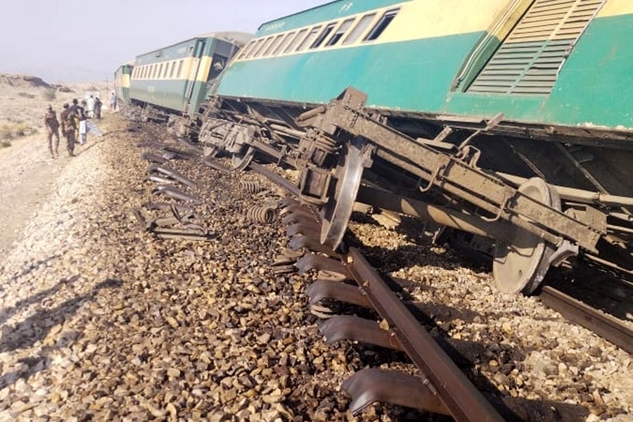Pakistan’da Yolcu Treni Raydan Çıktı: Ölü Ve Yaralılar Var Pakistan’ın Multan bölgesinde seyir