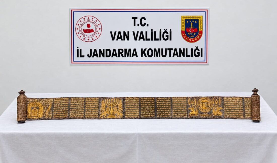 Van’da Tarihi Eser Operasyonu: Altın Yaldızlı Tevrat Ele Geçirildi Van’da jandarma ekiplerinin gerçekleştirdiği