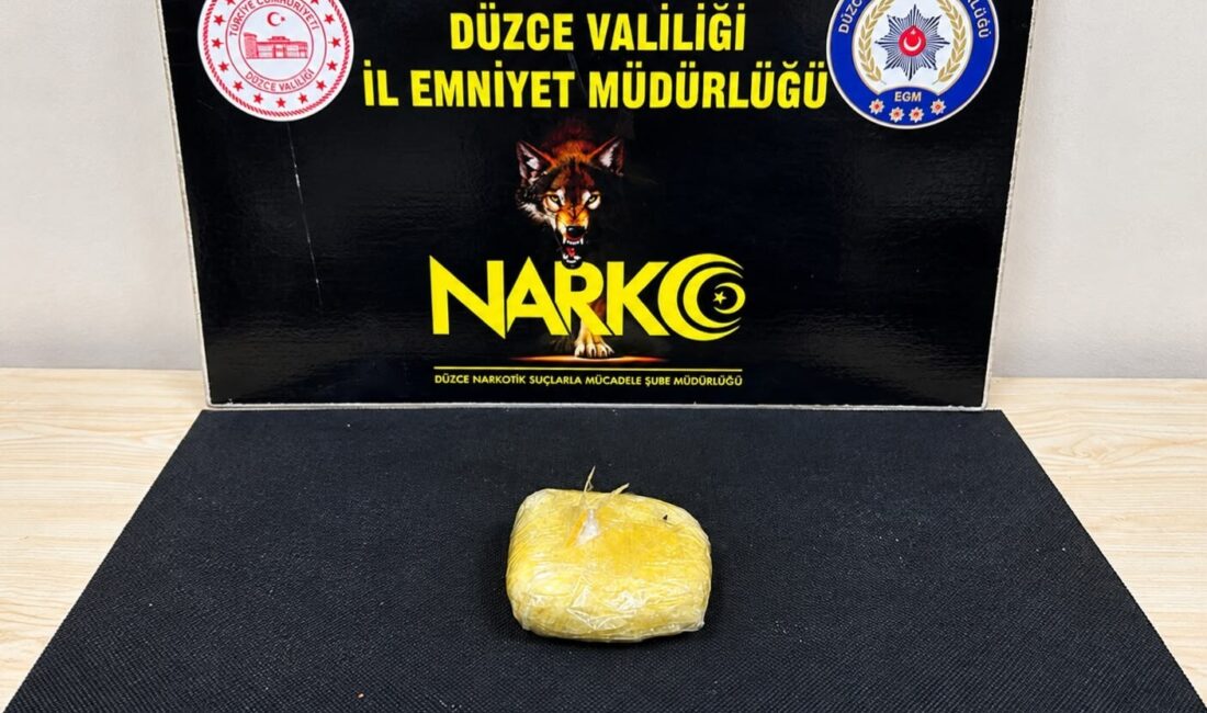 Düzce’de Yolcu Otobüsüne Narkotik Baskını: 224 Gram Kokain Ele Geçirildi Düzce’de batıdan doğuya seyir