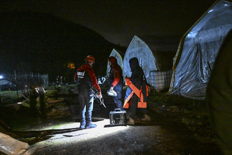 İstanbul’da Kuvvetli Sağanak Hayatı Felç Etti: Pendik’te Sele Kapılan 2 Kişi Aranıyor İstanbul genelinde aralıklarla süren