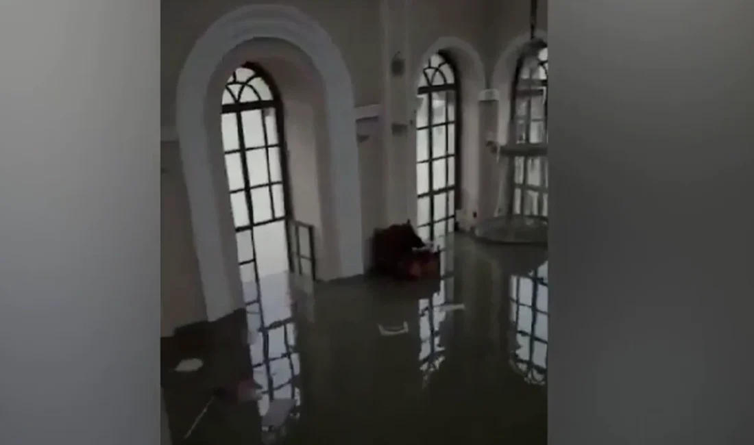 Kağıthane’de Dere Taştı: Tarihi Sadabad Camii Sular Altında Kaldı Kağıthane ilçesinde akşam saatlerinde