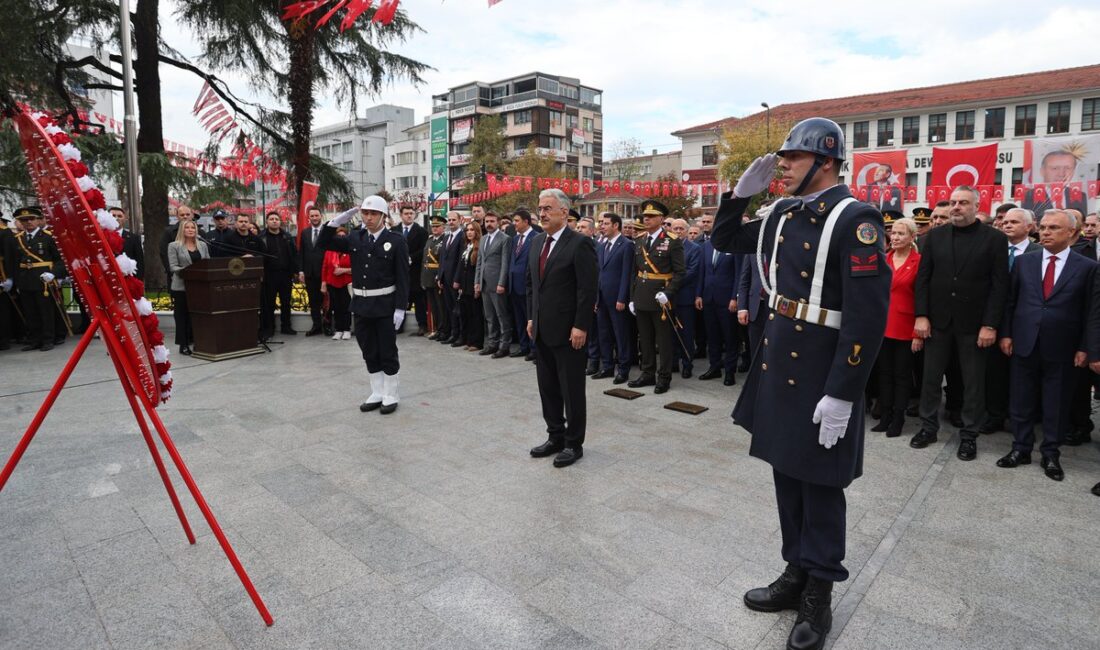 Bursa’da 29 Ekim Cumhuriyet Bayramı Coşkusu: Atatürk Anıtı’na Çelenk Sunuldu Bursa’da 29 Ekim Cumhuriyet