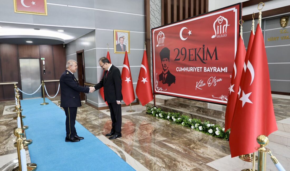 Siirt’te 29 Ekim Cumhuriyet Bayramı Coşkusu: Valilikte Tebrikler Kabul Edildi Cumhuriyetin kuruluşunun 103. yıl
